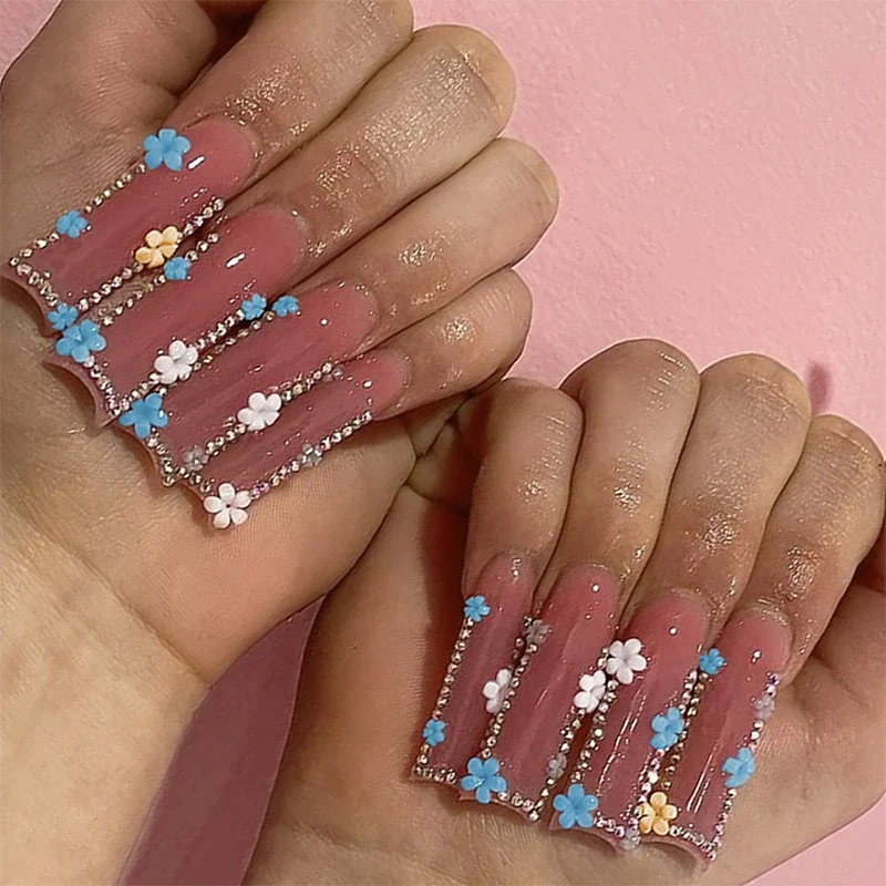 Künstliche Nagelset mit schimmernden Blüten- und Glitzerverzierungen Karnz