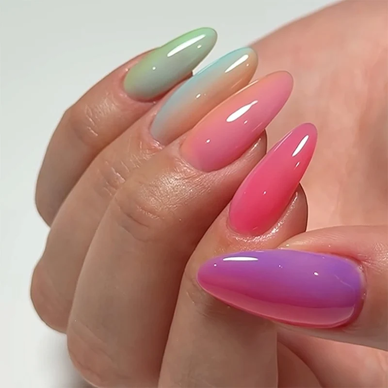 Künstliche Nagelset mit modernen Farbverläufen und trendigen Designs Karnz
