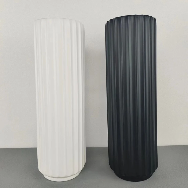 Hohe vertikale gerippte dekorative Vase Karnz
