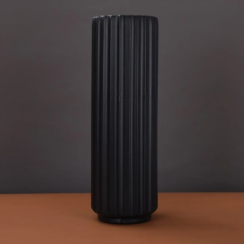 Hohe vertikale gerippte dekorative Vase Karnz