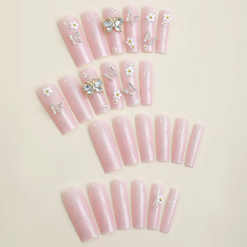 Kunstnagelset mit eleganten 3D-Blüten und Glitzerdetails Karnz
