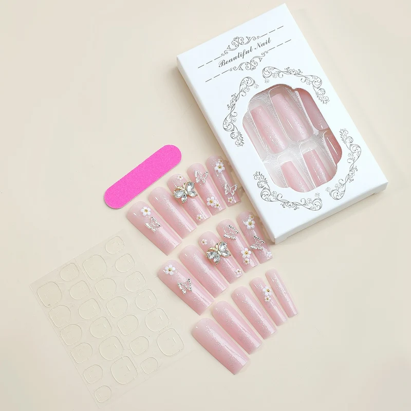 Kunstnagelset mit eleganten 3D-Blüten und Glitzerdetails Karnz