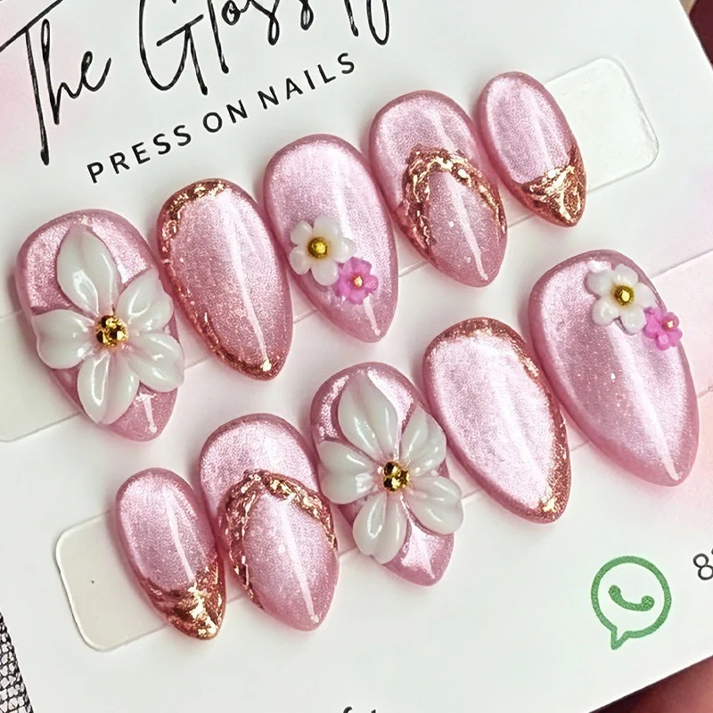 Kunstnagelset mit eleganten 3D-Blüten und glamourösen Akzenten Karnz