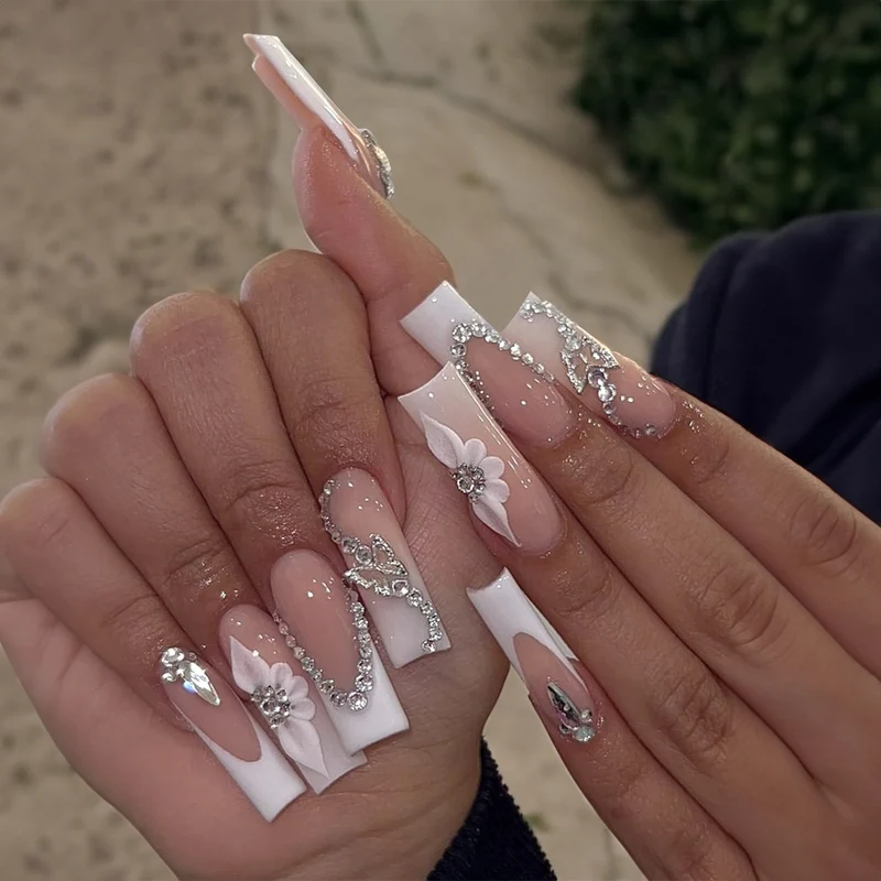 Kunstnagelset mit eleganten 3D-Akzenten und Glitzerverzierungen Karnz