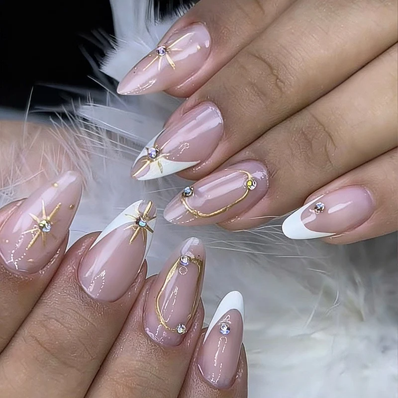 Kunstnagelset mit elegantem Spitzen-Design und glamourösen Akzenten Karnz