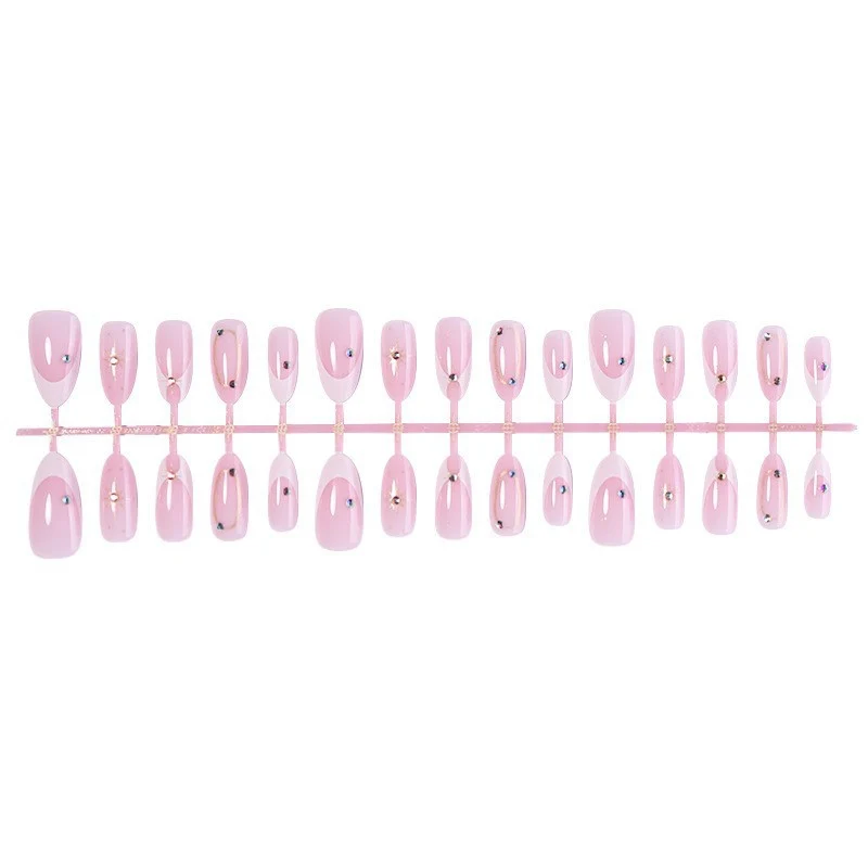 Kunstnagelset mit elegantem Spitzen-Design und glamourösen Akzenten Karnz