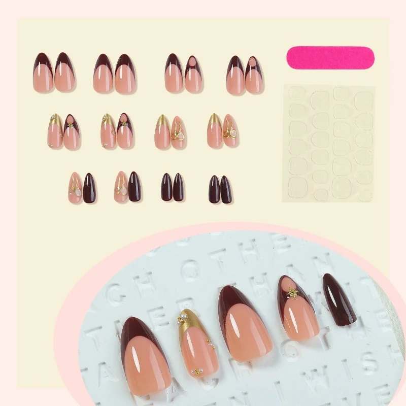 Künstliche Nagelkollektion mit luxuriösen Designs und glamourösen Verzierungen Karnz