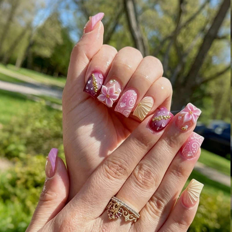 Künstliche Nagelkollektion mit floralem Design und Glitzerakzenten Karnz