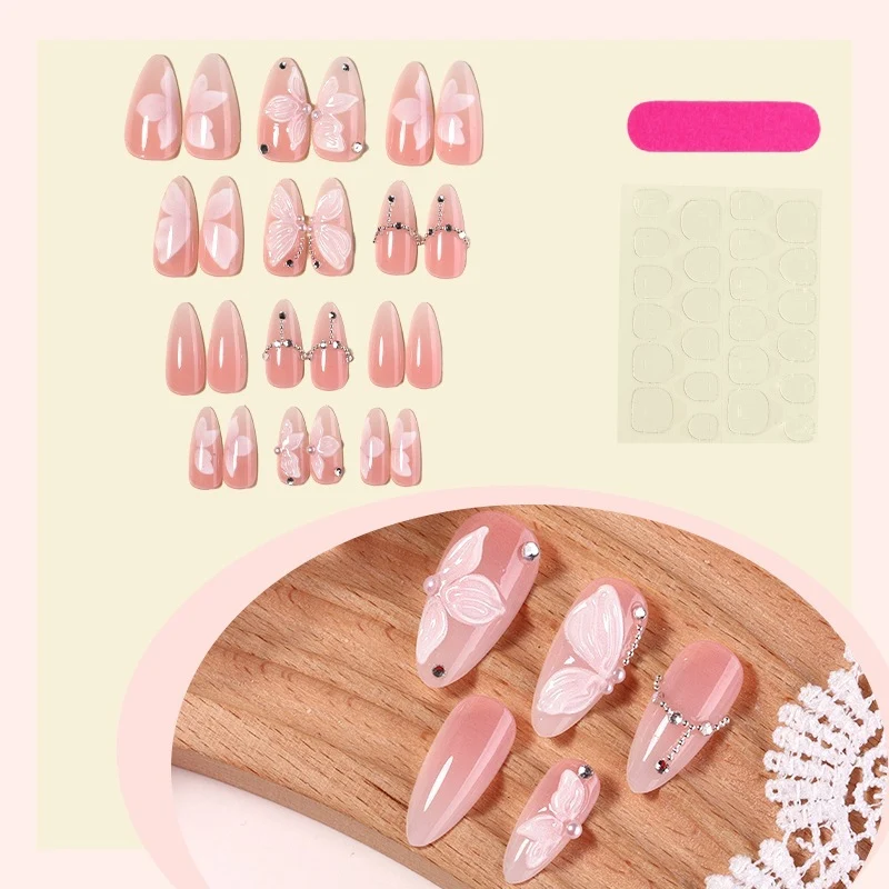 Künstliche Nägel mit zarten Schmetterlings-Design und Glitzerakzenten Karnz