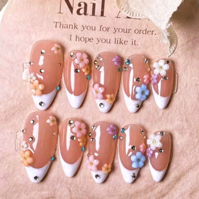 Künstliche Nägel mit floralen Motiven Karnz