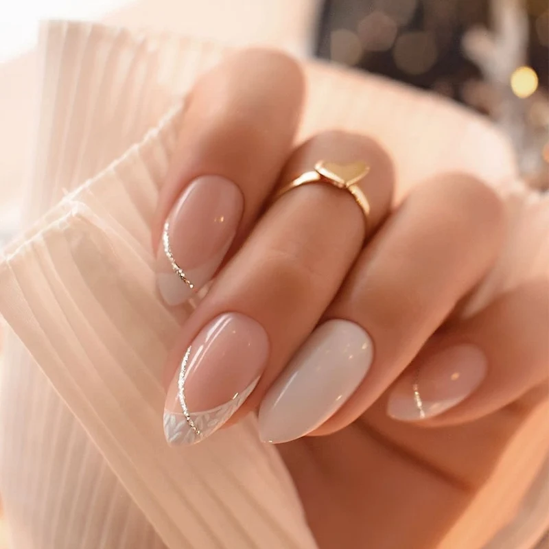 Künstliche Nagel-Kreation mit Glamourösen Spitzen und Glitzerdetails Karnz