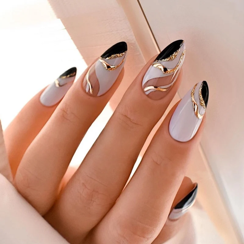 Künstliche Nagel-Kreation mit Glamourösen Spitzen und Glitzerdetails Karnz