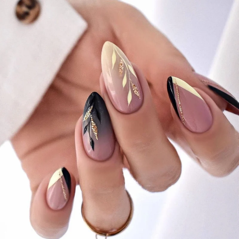 Künstliche Nagel-Kreation mit Glamourösen Spitzen und Glitzerdetails Karnz