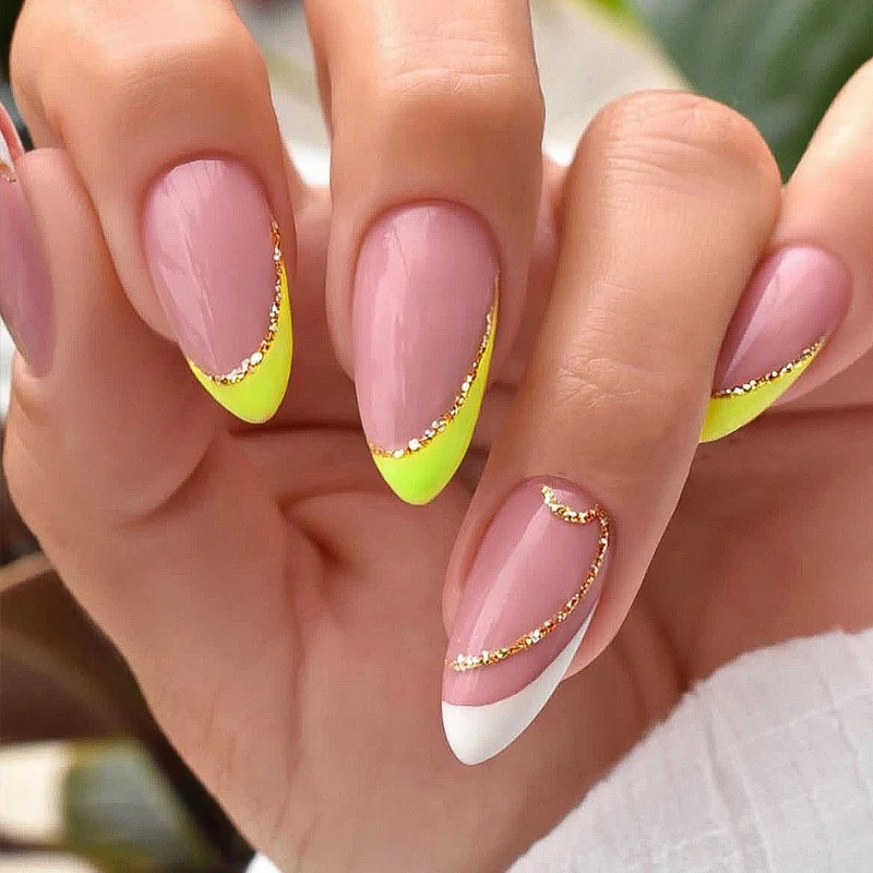 Künstliche Nagel-Kreation mit Glamourösen Spitzen und Glitzerdetails Karnz