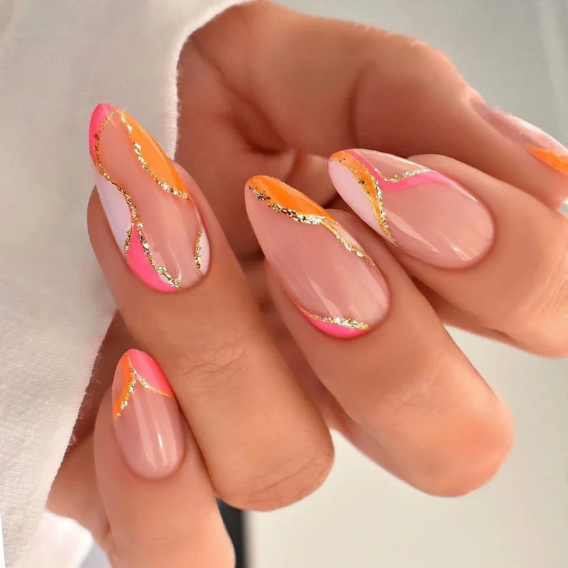 Künstliche Nagel-Kreation mit Glamourösen Spitzen und Glitzerdetails Karnz