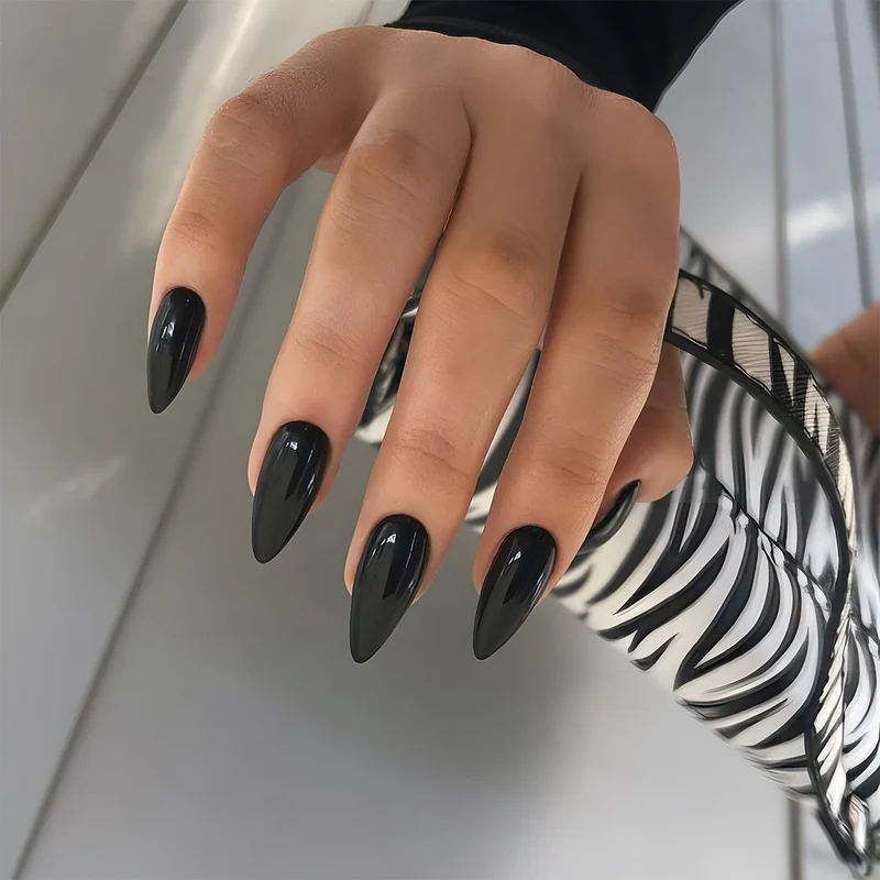 Künstliche Nagel-Kreation mit Glamourösen Spitzen und Glitzerdetails Karnz