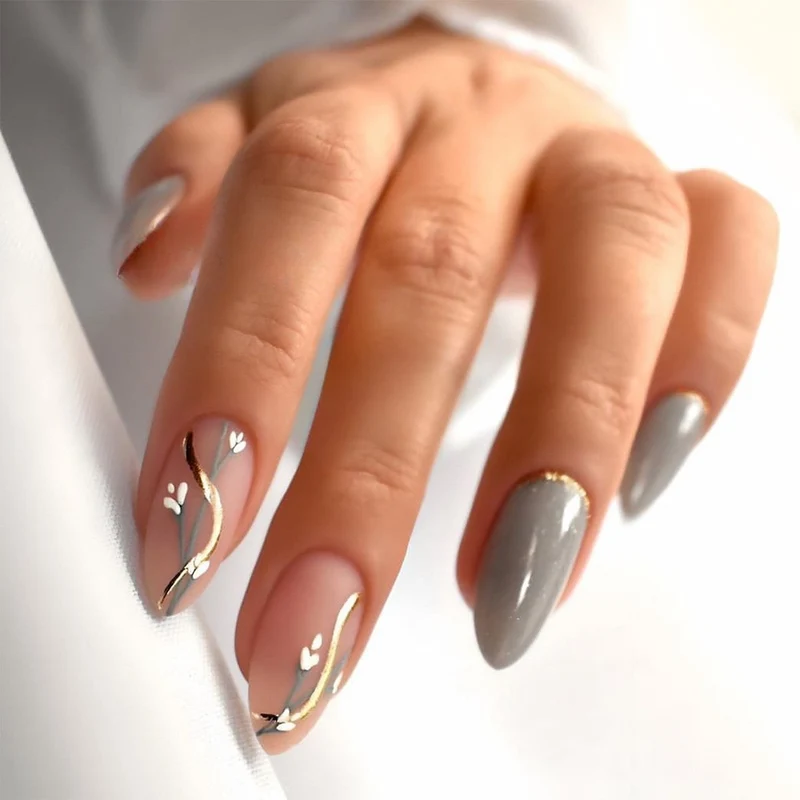 Künstliche Nagel-Kreation mit Glamourösen Spitzen und Glitzerdetails Karnz