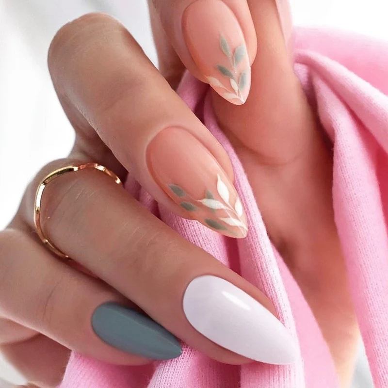 Künstliche Nagel-Kreation mit Glamourösen Spitzen und Glitzerdetails Karnz
