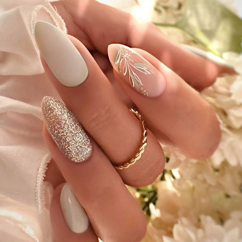 Künstliche Nagel-Kreation mit Glamourösen Spitzen und Glitzerdetails Karnz