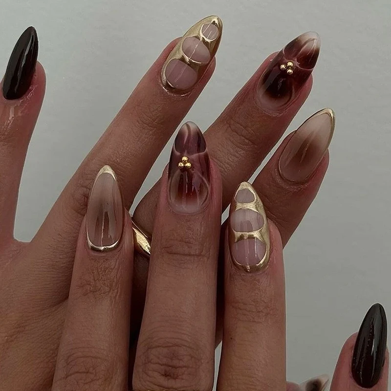 Künstliche Nagel-Kreation mit Glamourösen Spitzen und Glitzerdetails Karnz
