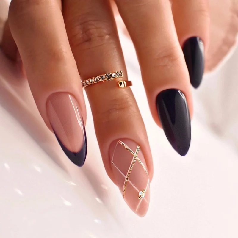 Künstliche Nagel-Kreation mit Glamourösen Spitzen und Glitzerdetails Karnz