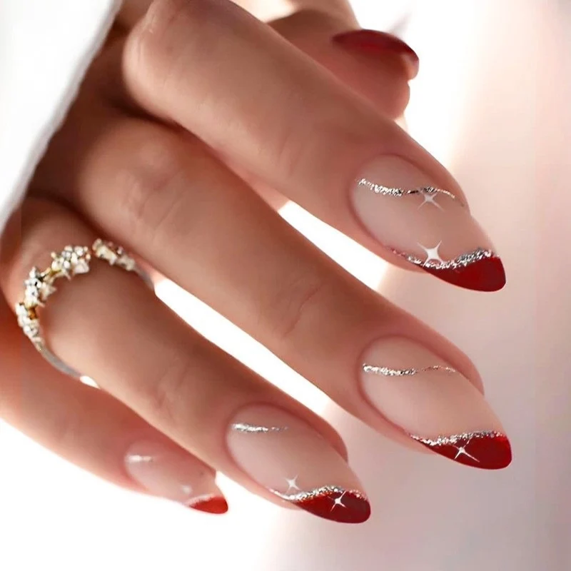 Künstliche Nagel-Kreation mit Glamourösen Spitzen und Glitzerdetails Karnz