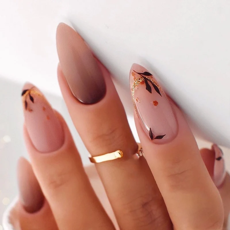 Künstliche Nagel-Kreation mit Glamourösen Spitzen und Glitzerdetails Karnz