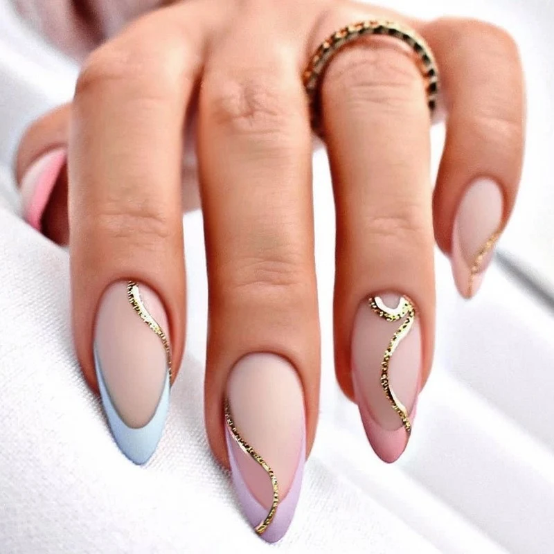 Künstliche Nagel-Kreation mit Glamourösen Spitzen und Glitzerdetails Karnz