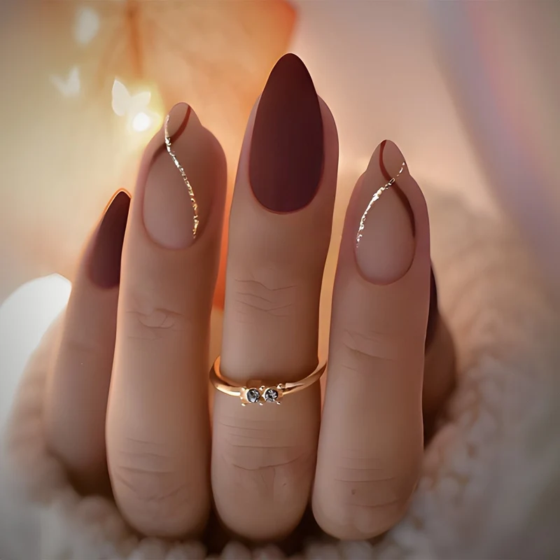 Künstliche Nagel-Kreation mit Glamourösen Spitzen und Glitzerdetails Karnz