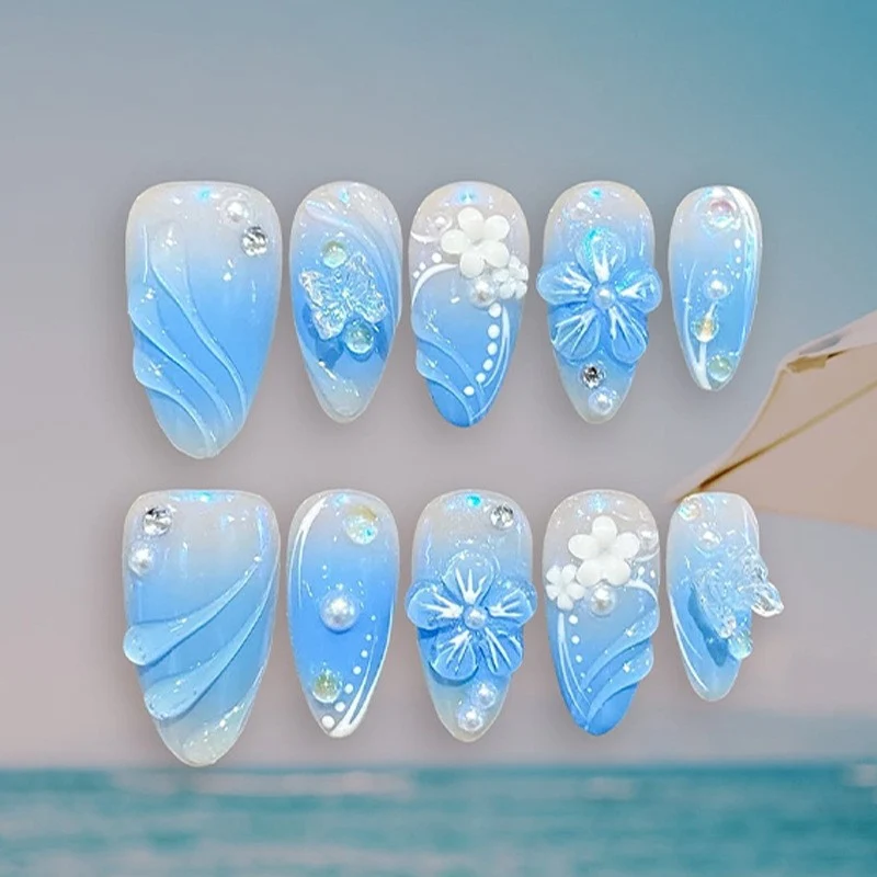 Künstliche Nagel-Kreation mit floralen Designs und Glitzerakzenten Karnz