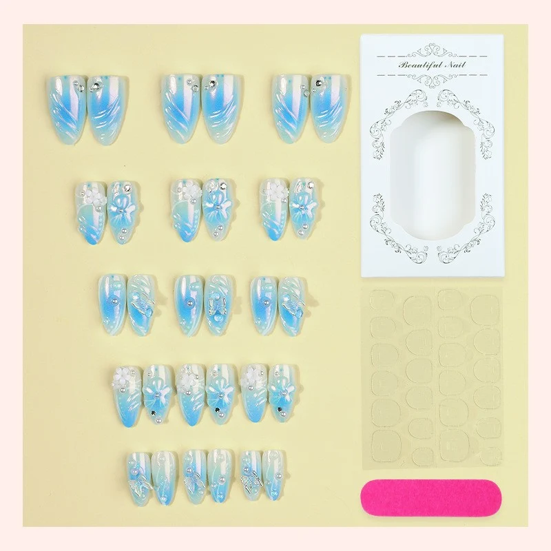 Künstliche Nagel-Kreation mit floralen Designs und Glitzerakzenten Karnz