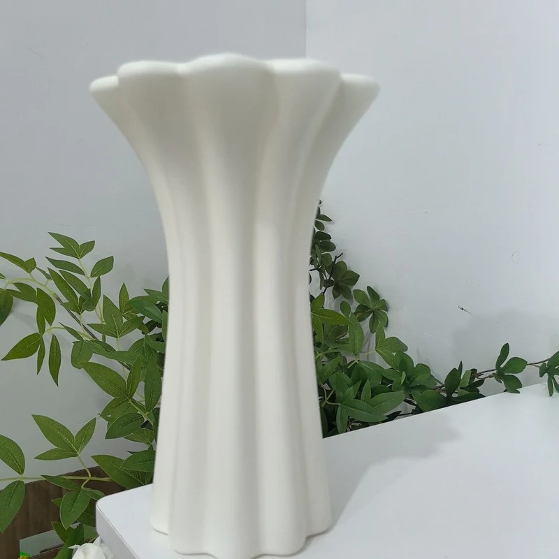 Skulptierte dekorative Blumenvase Karnz