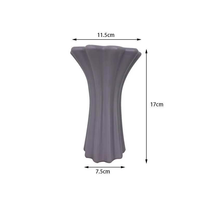 Skulptierte dekorative Blumenvase Karnz