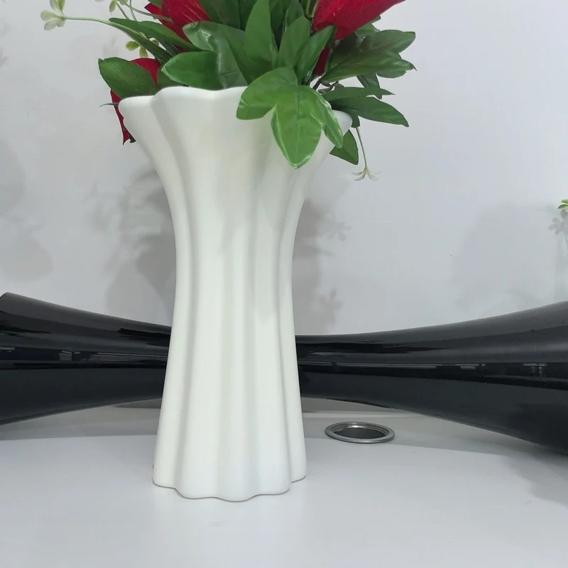Skulptierte dekorative Blumenvase Karnz