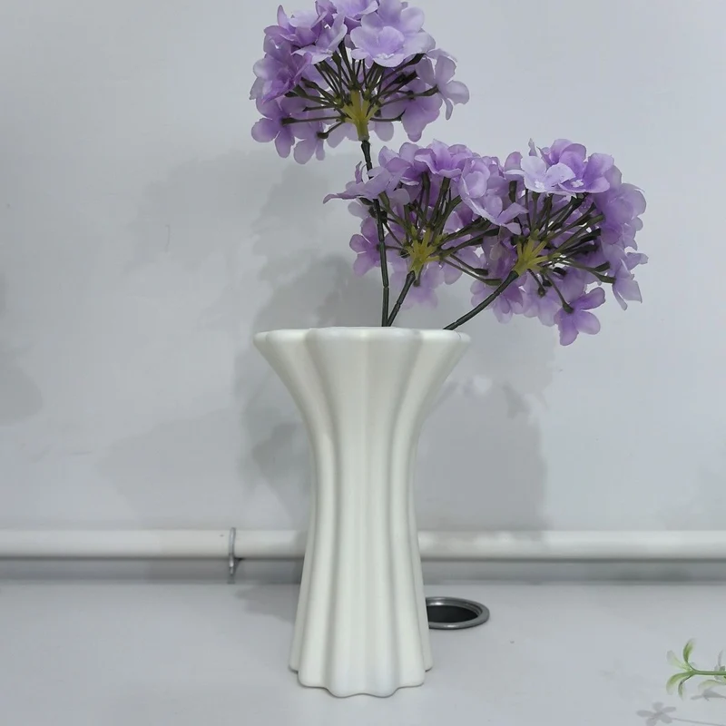 Skulptierte dekorative Blumenvase Karnz