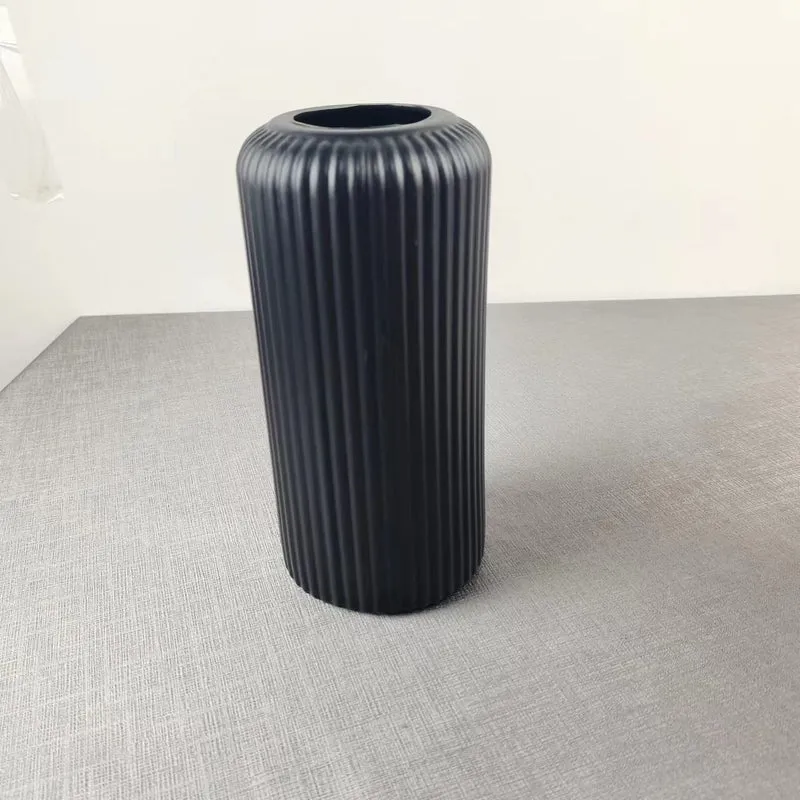 Moderne gerippte Keramikvase Karnz