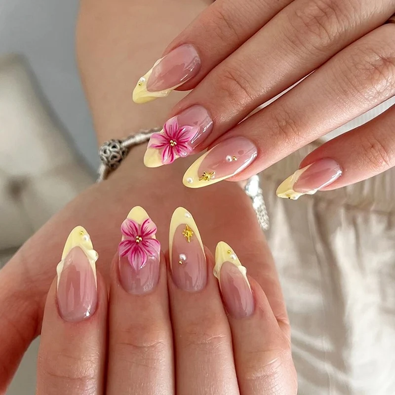 Künstliche Nagel-Kollektion mit floralen Akzenten und eleganten Verzierungen Karnz