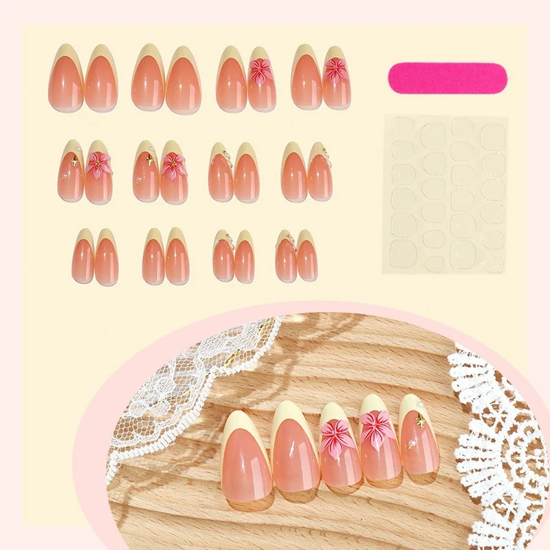 Künstliche Nagel-Kollektion mit floralen Akzenten und eleganten Verzierungen Karnz