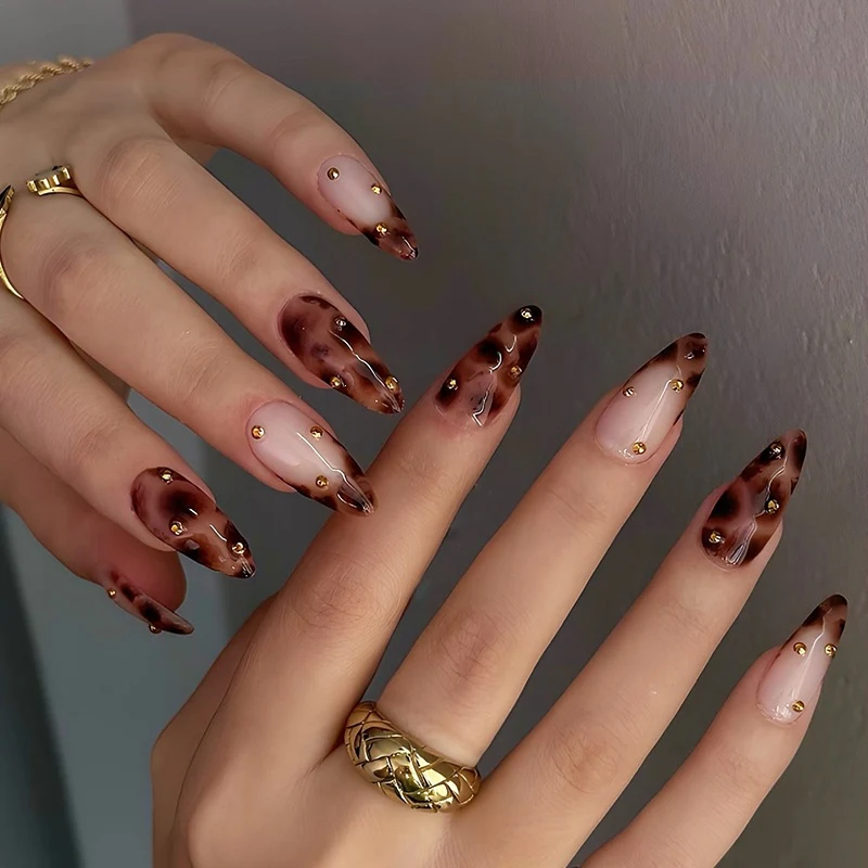 Künstliche Nagel-Kollektion mit eleganten Leoparden-Design und Glitzerakzenten Karnz