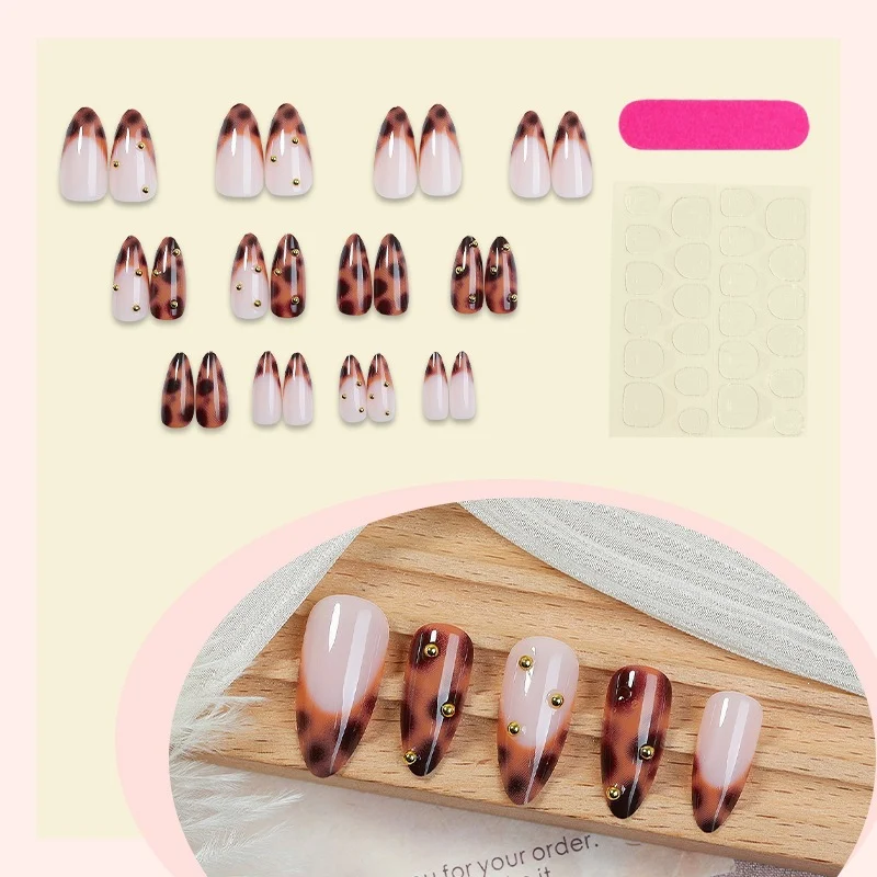 Künstliche Nagel-Kollektion mit eleganten Leoparden-Design und Glitzerakzenten Karnz