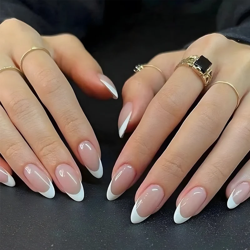 Künstliche Nagel-Kollektion mit eleganten French-Spitzen Karnz