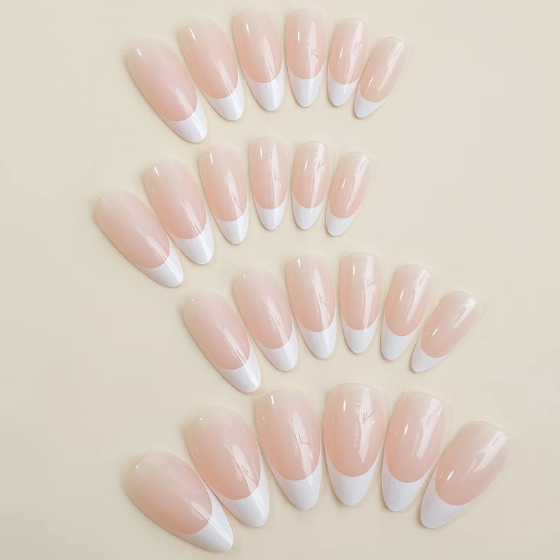 Künstliche Nagel-Kollektion mit eleganten French-Spitzen Karnz