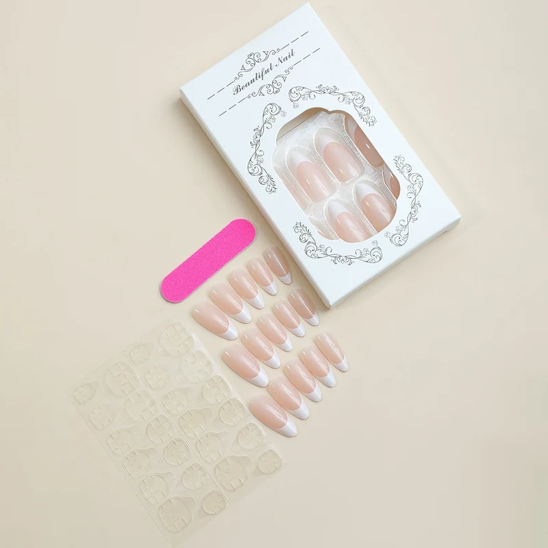 Künstliche Nagel-Kollektion mit eleganten French-Spitzen Karnz
