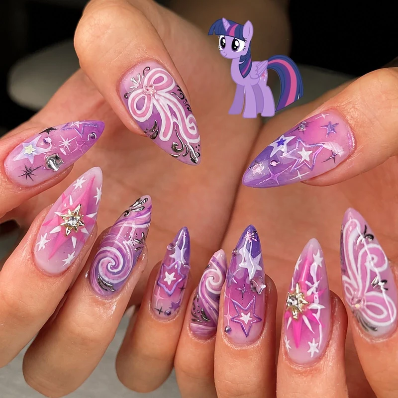 Künstliche Kunstnägel mit verspielten Sternen- und Glitzermotiven Karnz