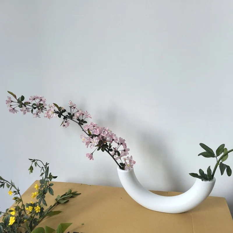 Zeitgenössische geschwungene Blumenvase Karnz