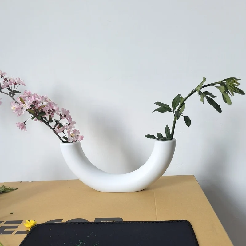Zeitgenössische geschwungene Blumenvase Karnz