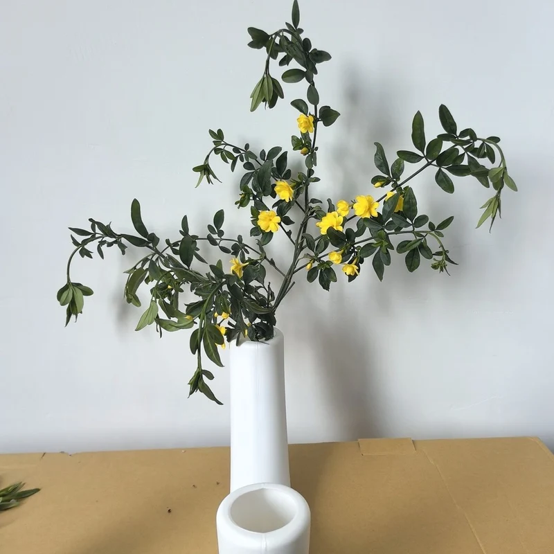 Zeitgenössische geschwungene Blumenvase Karnz