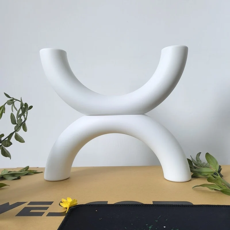Zeitgenössische geschwungene Blumenvase Karnz