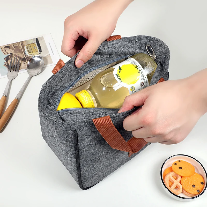 Stylischer isolierter Lunchträger Karnz