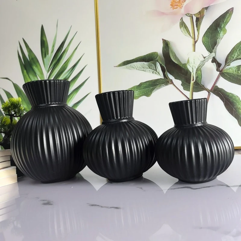 Elegante gerippte Keramikvase Karnz